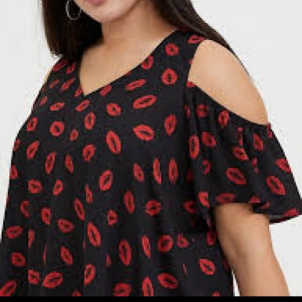 Torrid Red Lipstick Top Blouse NWT